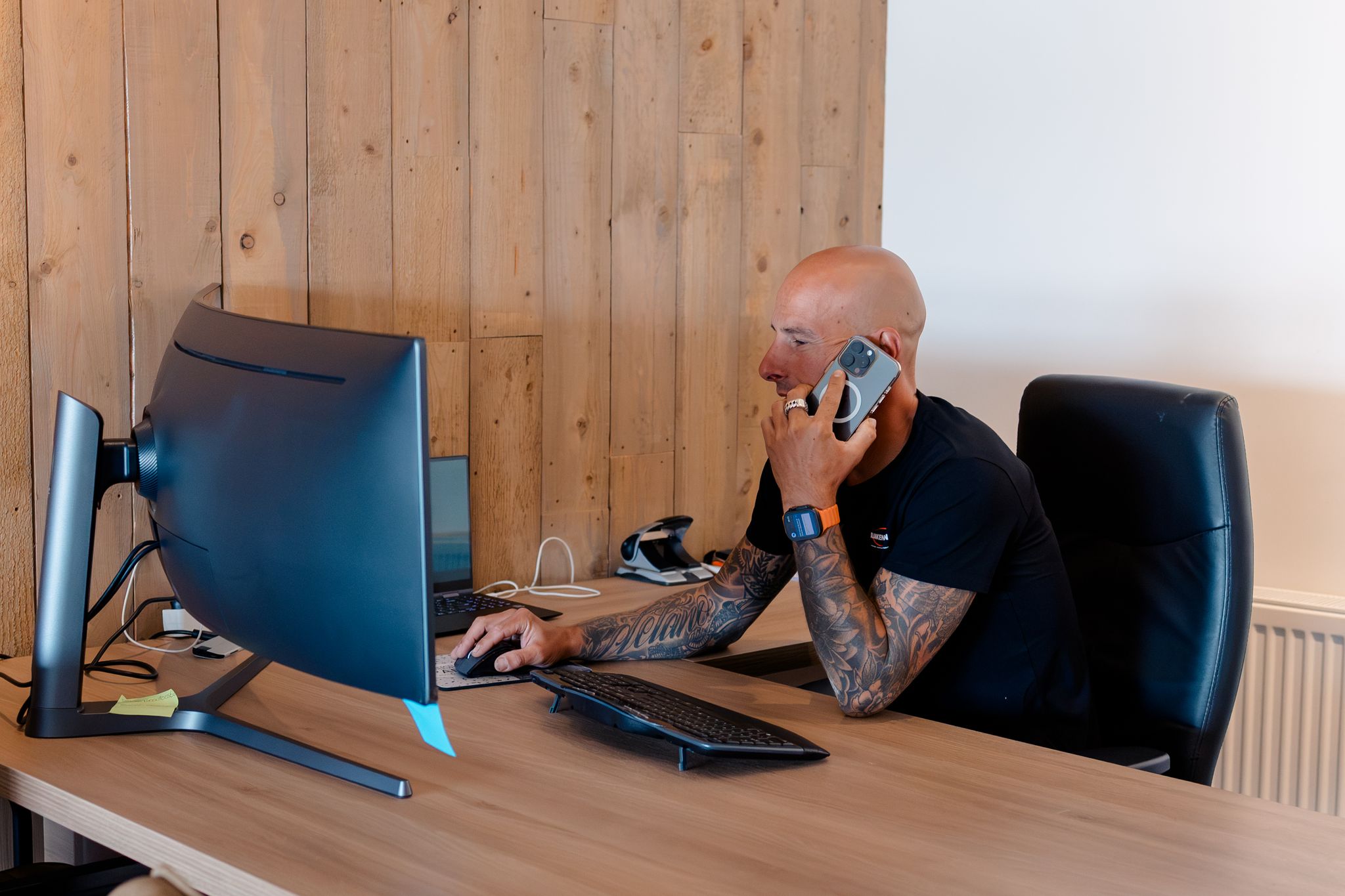 Stephan op kantoor aan de telefoon